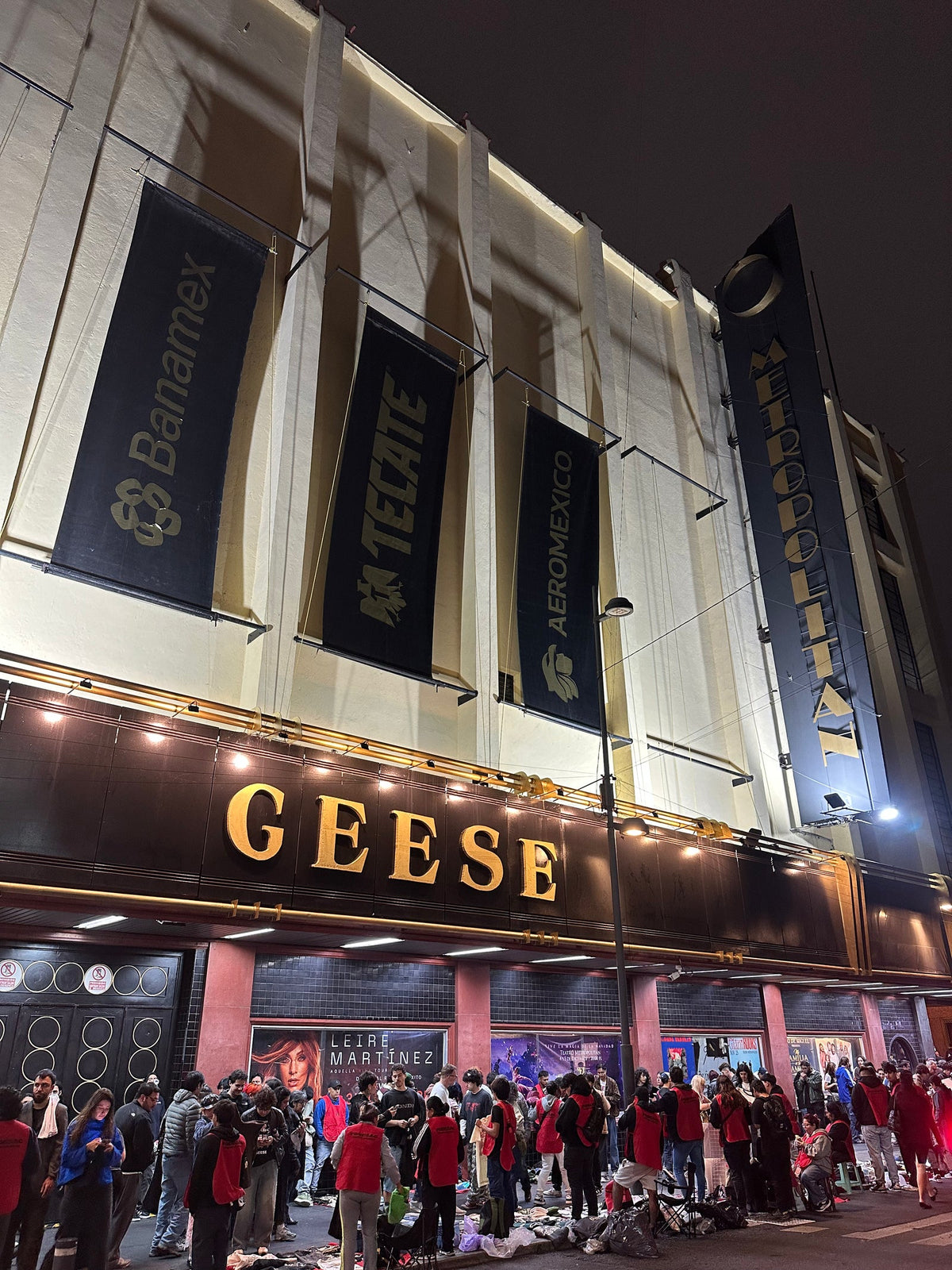Afuera del Teatro Metropólitan la noche de Geese, CDMX